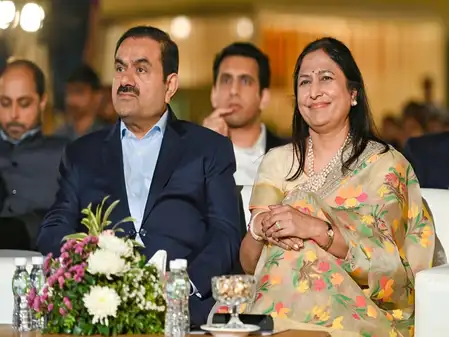 Gautam Adani, Big B and King Khan... big celebrities arrived at Supriya Sule's daughter's wedding.