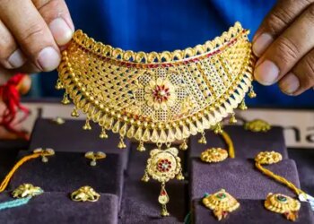 Gold slipped 0.87 percent this week due to strong dollar and fear of interest rate hike by Fed, big fall in silver also