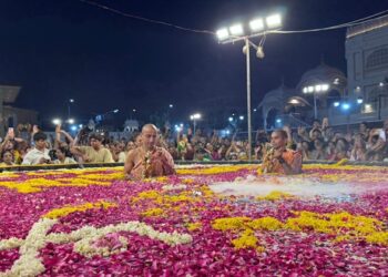 Gupt Vrindavan Dham: Shri Shri Krishna Balram took bath in the divine pond decorated with 500 kg flower petals.