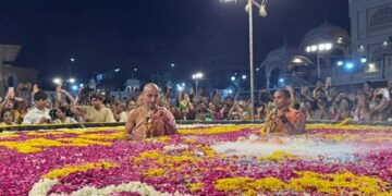 Gupt Vrindavan Dham: Shri Shri Krishna Balram took bath in the divine pond decorated with 500 kg flower petals.