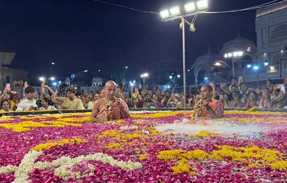 Gupt Vrindavan Dham: Shri Shri Krishna Balram took bath in the divine pond decorated with 500 kg flower petals.