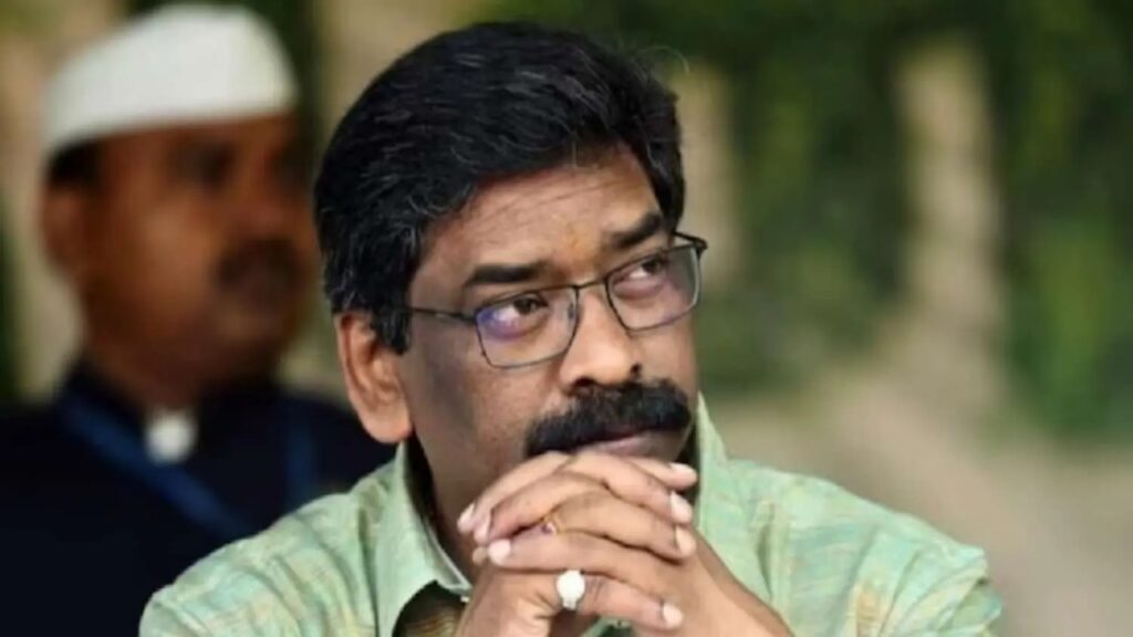 Hemant Soren Orders Action After Viral Video Exposes Birth Certificate Delay in Jharkhand | Jharkhand CM: Jharkhand CM got furious after watching which video? Government Babu's class will now be held. News Track in Hindi