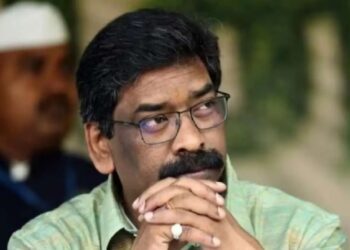 Hemant Soren Orders Action After Viral Video Exposes Birth Certificate Delay in Jharkhand | Jharkhand CM: Jharkhand CM got furious after watching which video? Government Babu's class will now be held. News Track in Hindi