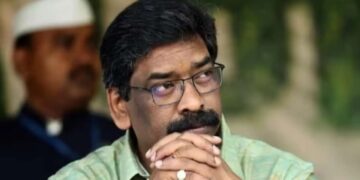 Hemant Soren Orders Action After Viral Video Exposes Birth Certificate Delay in Jharkhand | Jharkhand CM: Jharkhand CM got furious after watching which video? Government Babu's class will now be held. News Track in Hindi