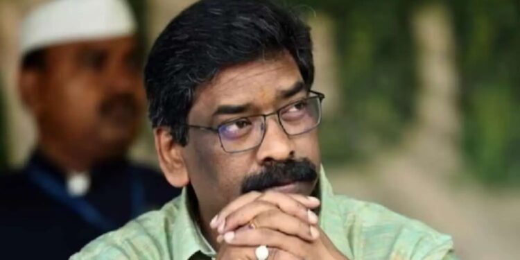 Hemant Soren Orders Action After Viral Video Exposes Birth Certificate Delay in Jharkhand | Jharkhand CM: Jharkhand CM got furious after watching which video? Government Babu's class will now be held. News Track in Hindi