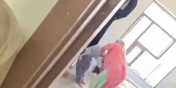 High voltage drama of Sarpanch in hotel! Wife caught red handed while celebrating with 19 year old girl, watch video