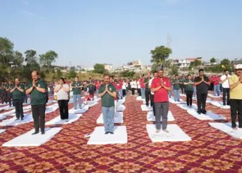 Himachal Chief Minister practiced yoga with 2,000 people, released booklet related to Yoga Day