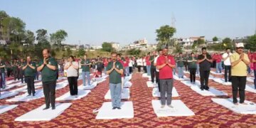 Himachal Chief Minister practiced yoga with 2,000 people, released booklet related to Yoga Day