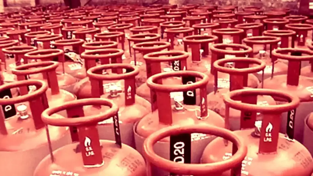 How expensive or cheap did LPG cylinder become today? Know the latest prices of 14.2 kg domestic gas cylinder