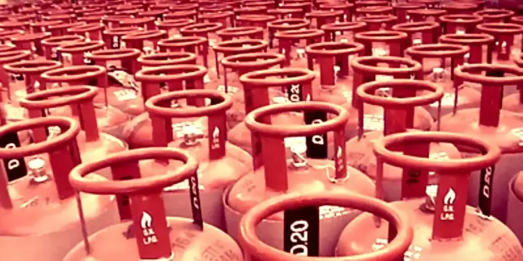 How expensive or cheap did LPG cylinder become today? Know the latest prices of 14.2 kg domestic gas cylinder