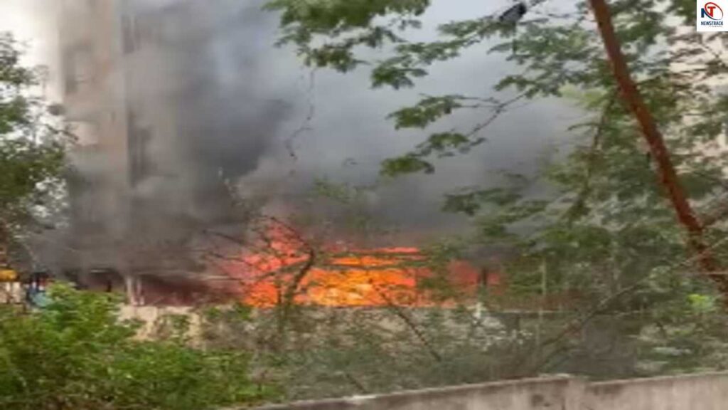 Indore Fire News in Hindi. Indore showroom fire Fire Brigade Action| mp fire news in hindi | Indore Fire News: Fire broke out in Indore's vehicle showroom, dozens of vehicles destroyed within minutes. News Track in Hindi