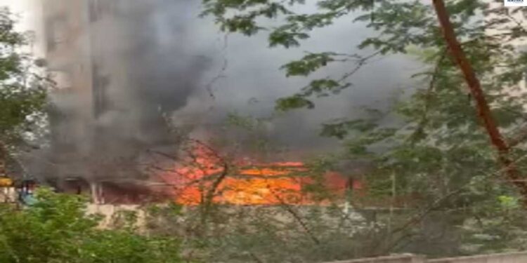 Indore Fire News in Hindi. Indore showroom fire Fire Brigade Action| mp fire news in hindi | Indore Fire News: Fire broke out in Indore's vehicle showroom, dozens of vehicles destroyed within minutes. News Track in Hindi