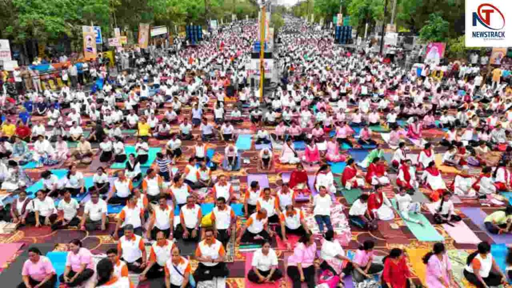 International Yoga Day 2026 Indore Yoga Record| Asia World Record Newstrack Latest News | Indore: 10 thousand people created history by doing Bhramari Pranayam on Yoga Day, Indore's name registered in 'Asia World Record'. News Track in Hindi