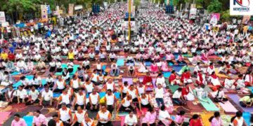 International Yoga Day 2026 Indore Yoga Record| Asia World Record Newstrack Latest News | Indore: 10 thousand people created history by doing Bhramari Pranayam on Yoga Day, Indore's name registered in 'Asia World Record'. News Track in Hindi