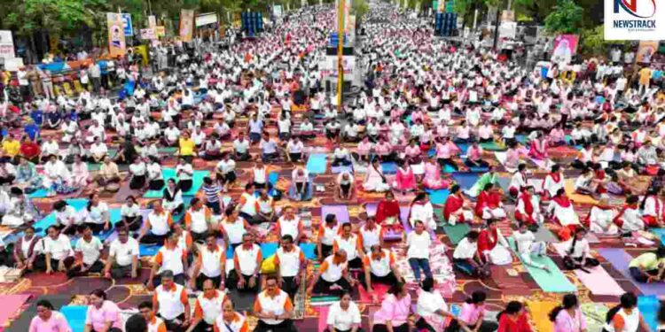 International Yoga Day 2026 Indore Yoga Record| Asia World Record Newstrack Latest News | Indore: 10 thousand people created history by doing Bhramari Pranayam on Yoga Day, Indore's name registered in 'Asia World Record'. News Track in Hindi