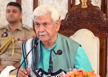 जम्मू-कश्मीर: एलजी मनोज सिन्हा ने आतंकी कनेक्शन के कारण एक कर्मचारी को नौकरी से निकाला