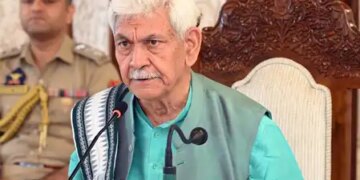 जम्मू-कश्मीर: एलजी मनोज सिन्हा ने आतंकी कनेक्शन के कारण एक कर्मचारी को नौकरी से निकाला