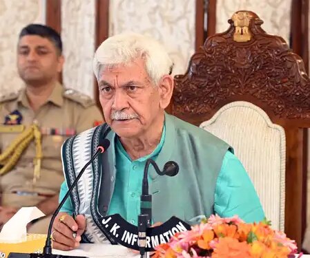 जम्मू-कश्मीर: एलजी मनोज सिन्हा ने आतंकी कनेक्शन के कारण एक कर्मचारी को नौकरी से निकाला