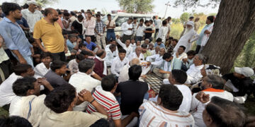 Karauli: Three people riding a bike died after being hit by a high tension wire that fell on the road, family members are protesting.