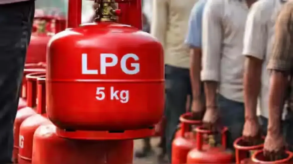 LPG Cylinder Price Drop: Relief on 5 kg cylinder, Chhotu gas cylinder becomes cheaper from today, know the latest prices.