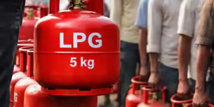 LPG Cylinder Price Drop: Relief on 5 kg cylinder, Chhotu gas cylinder becomes cheaper from today, know the latest prices.