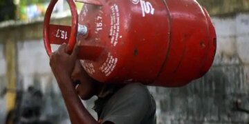LPG Cylinder Price Today: New rates released on June 18, know the price of 14.2 kg cylinder before booking from home.