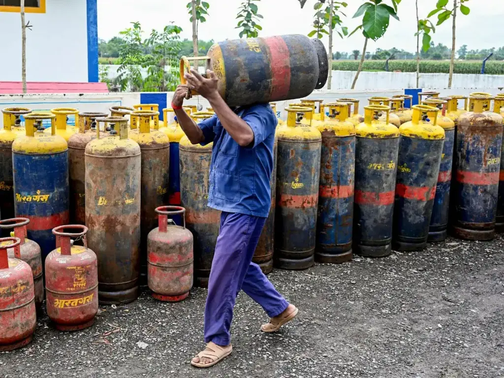 LPG Price Today 29 June 2026: How much will 14.2 and 19 kg gas cylinder be available today? Check the latest rate of your city