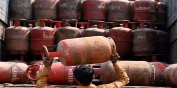 LPG Price Today: How expensive or cheap has gas become in your city today, know the latest price of 14KG and 19KG cylinders.
