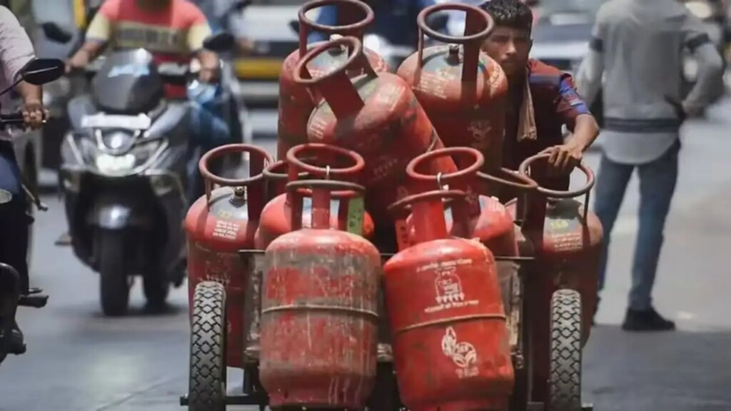 LPG Price Today: Lowest gas cylinder price in India, quickly check what is the price of domestic and commercial cylinders today.
