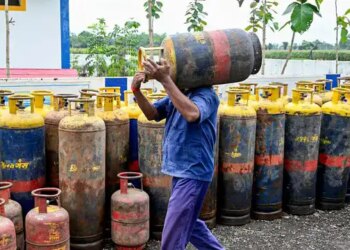 LPG Price Update: Government's big decision on the supply of commercial gas cylinders, know for how much the cylinder is available today