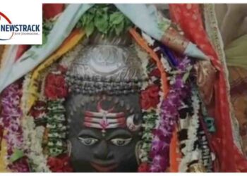 Mahakal Bhasma Aarti: Baba Adorned with Tripund, Moon and Trinetra, Devotees Throng Ujjain | Ujjain News: Baba Mahakal decorated with Tripund, Moon and Trinetra, crowd gathered in Bhasma Aarti. News Track in Hindi