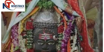 Mahakal Bhasma Aarti: Baba Adorned with Tripund, Moon and Trinetra, Devotees Throng Ujjain | Ujjain News: Baba Mahakal decorated with Tripund, Moon and Trinetra, crowd gathered in Bhasma Aarti. News Track in Hindi