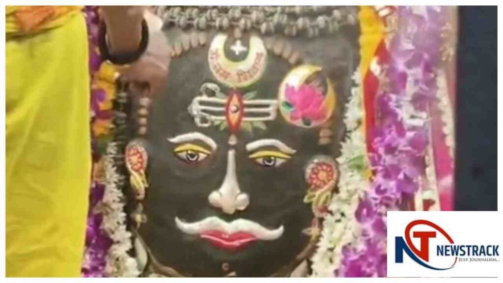 Mahakal Temple Ujjain: Baba Mahakal Adorned with Silver Moon, Trishul and Tripund on Navami | Ujjain News: Baba Mahakal adorned with silver moon, trident and tripund, 'Jai Shri Mahakal' echoed in Bhasma Aarti. News Track in Hindi