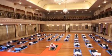 Maharashtra Governor Jishnudev Verma did yoga with Coast Guard officials