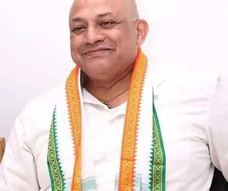 Mallikarjun Kharge and Rahul Gandhi expressed grief over the demise of Congress leader Suraj Hegde.