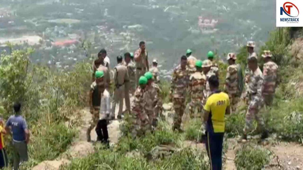 Mussoorie Road Accident Uttarakhand Latest News| Car Falls Gorge Mussoorie | Mussoorie: Major road accident in Mussoorie, four died after car fell into 500 meter deep gorge. News Track in Hindi