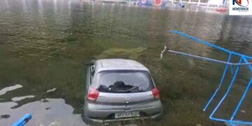Nainital Cae Accident| Khurpatal Sarita Tal. Uttarakhand Latest News| Newstrack Latest News | Nainital Accident: Car of tourists visiting Nainital fell into the lake, narrowly saved life. News Track in Hindi