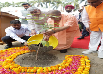 On World Environment Day, CM Yogi planted a sapling at his residence, said - if the environment is saved, nature will be saved.