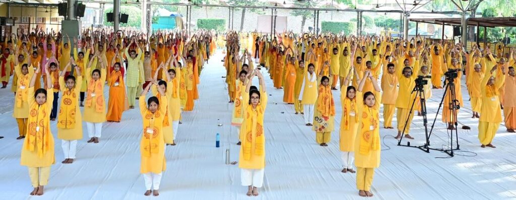 On Yoga Day, Gayatri devotees practiced yoga in 80 countries including India, thousands of devotees from many states practiced yoga in Shantikunj.
