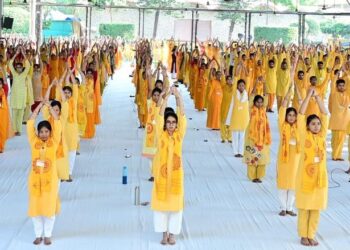 On Yoga Day, Gayatri devotees practiced yoga in 80 countries including India, thousands of devotees from many states practiced yoga in Shantikunj.
