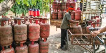 Online LPG booking reached almost 99 percent, 1.43 crore cylinders delivered in last three days: Center
