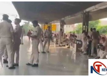Patna Patliputra Station Protest News|Bihar Recruitment Exam| Firing Case Bihar News,| Newstrack | Ruckus among the candidates at Pataliputra station, vandalism in the examination special train, police fired in the air. News Track in Hindi