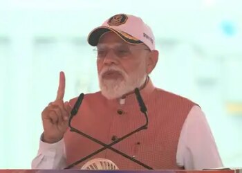 प्रधानमंत्री मोदी ने नौसेना को सौंपे तीन स्वदेशी युद्धपोत, कहा-