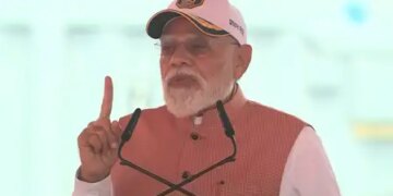 प्रधानमंत्री मोदी ने नौसेना को सौंपे तीन स्वदेशी युद्धपोत, कहा-