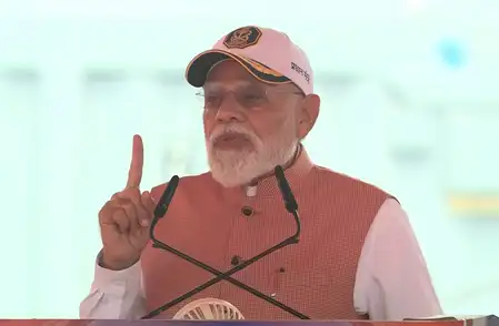 प्रधानमंत्री मोदी ने नौसेना को सौंपे तीन स्वदेशी युद्धपोत, कहा-