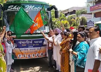 Punjab BJP chief flags off buses of devotees going on Panch Teerth Yatra