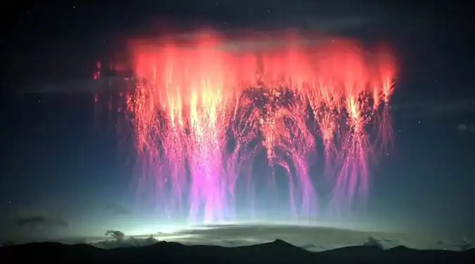 Red Ghost Sprites: People were surprised to see rare red-orange light seen in the sky of Tibet, pictures and videos