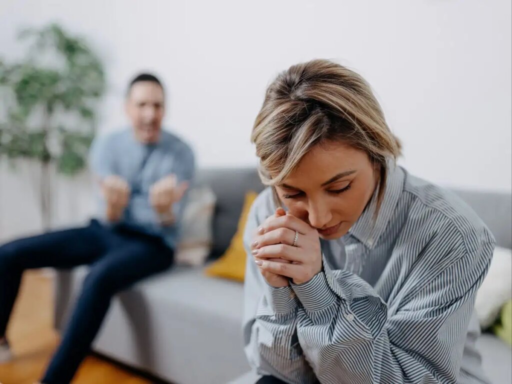 Relationship Advice: Do your partner's words hurt you again and again? These signals indicate that the relationship has become emotionally toxic.