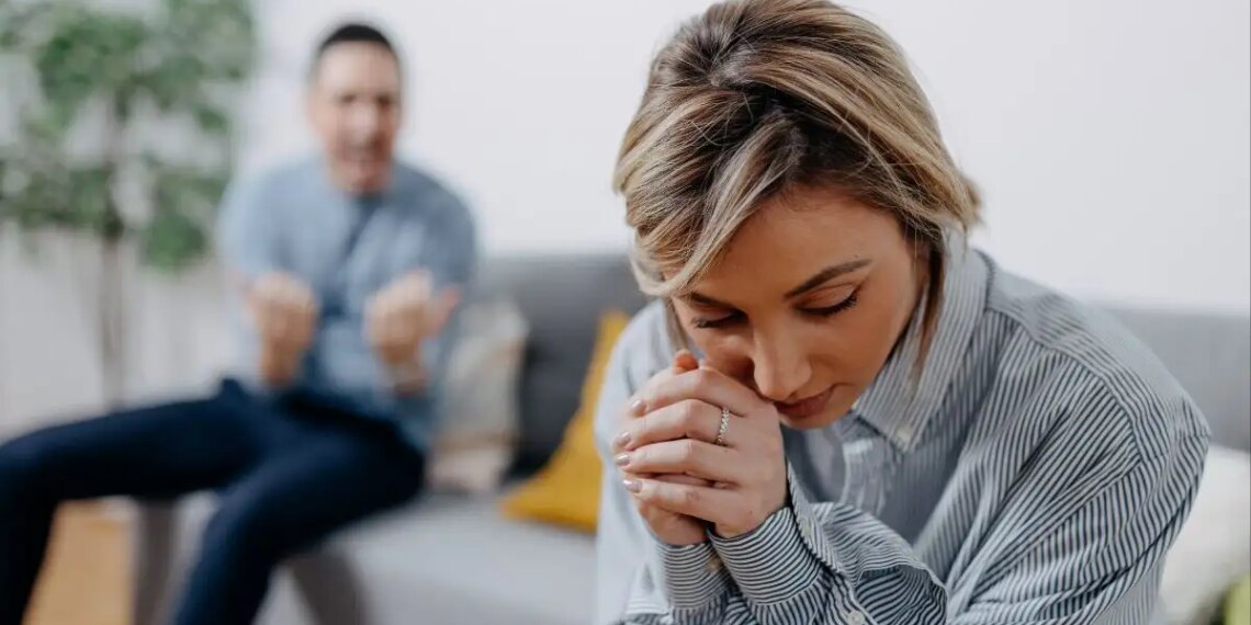 Relationship Advice: Do your partner's words hurt you again and again? These signals indicate that the relationship has become emotionally toxic.