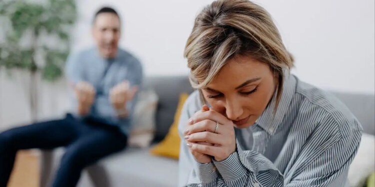 Relationship Advice: Do your partner's words hurt you again and again? These signals indicate that the relationship has become emotionally toxic.